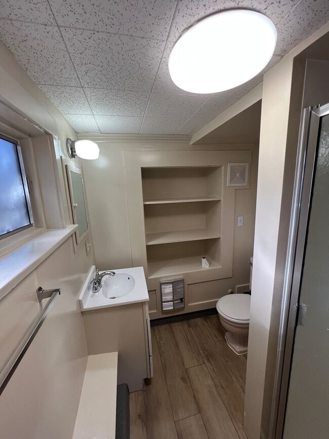 Building Photo - Adorable one bedroom apartment in downtown Grass Valley! Private parking, washer and dryer in unit.