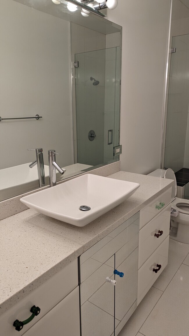 Building Photo - 158 S Sycamore Ave