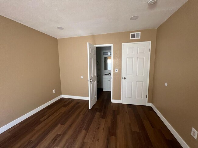 Building Photo - 4301 Isla Verde St