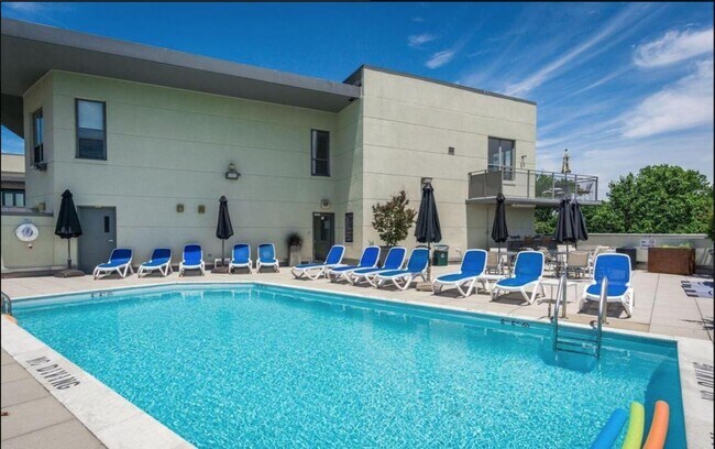 Building Photo - Professionally Managed, 2 Bedroom  1  Bathroom  Condo // Cleveland Park// Amenity Rich Condo