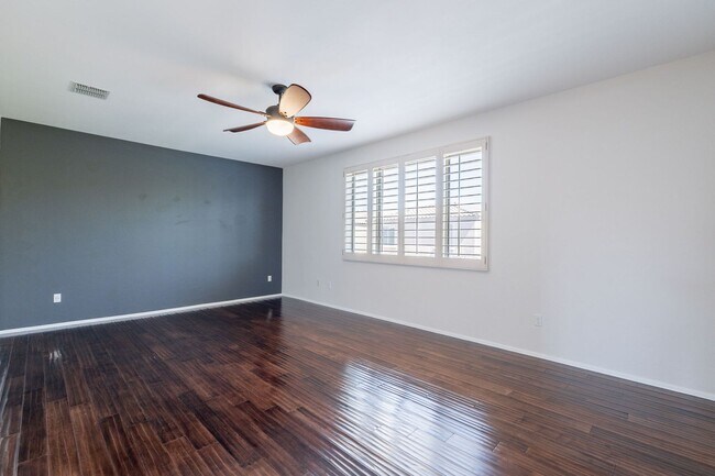 Building Photo - Bright, Spacious Riverside Crossing Retrea...