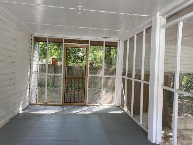 Building Photo - 175 E Beech St