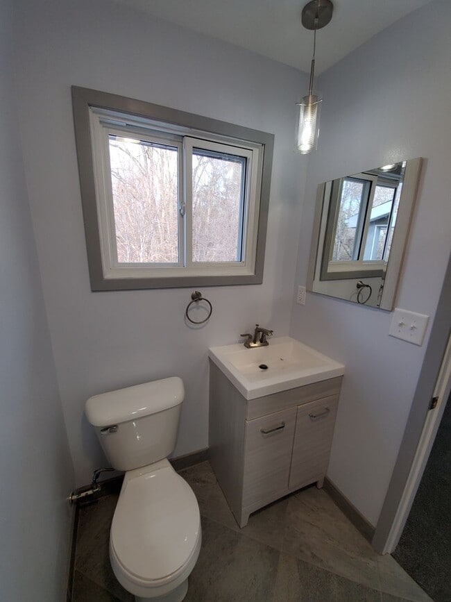 Building Photo - Private 3 bedroom home
