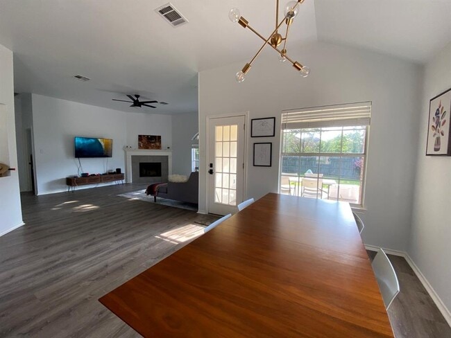Building Photo - 2623 Goldfinch Dr