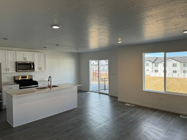 Building Photo - 2958 W Graham Lp