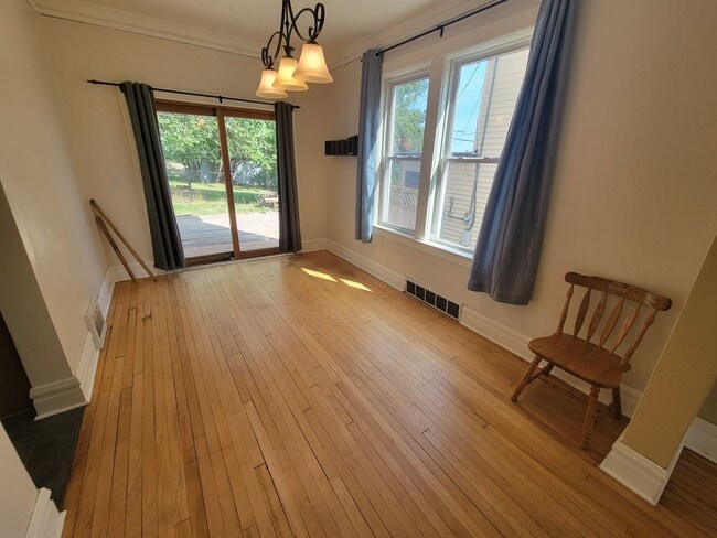 Building Photo - AVAILABLE October 1st! - 3 BED 1 BATH Home!