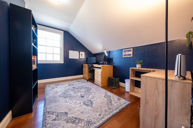 Building Photo - 2626 N Vincent Ave