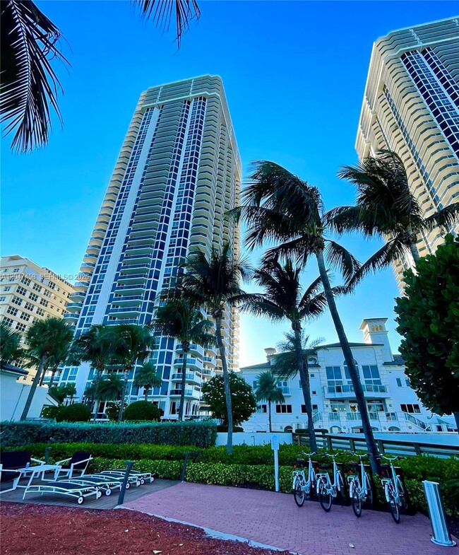 Building Photo - 4775 Collins Ave