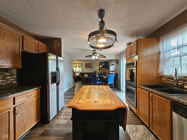 Building Photo - 10633 Cyrus Dr