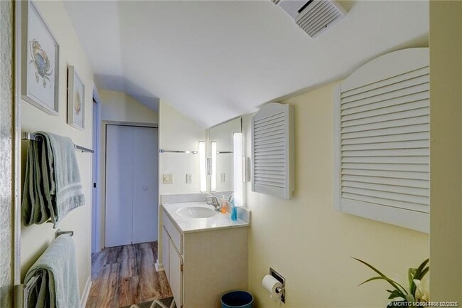 Building Photo - 310 Golfview Cir