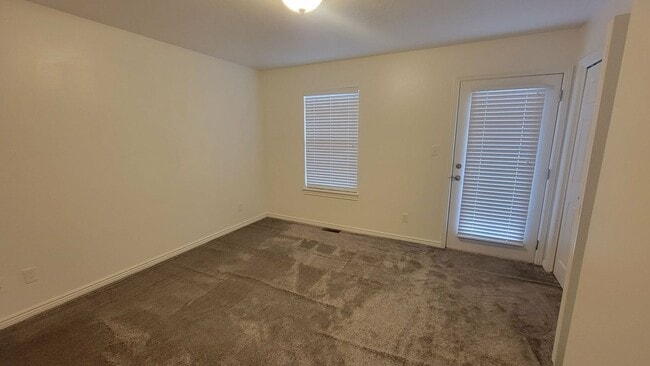 Building Photo - Townhome in Fantastic Springville Location