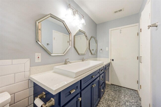 Building Photo - 5019 Oak Forest Dr