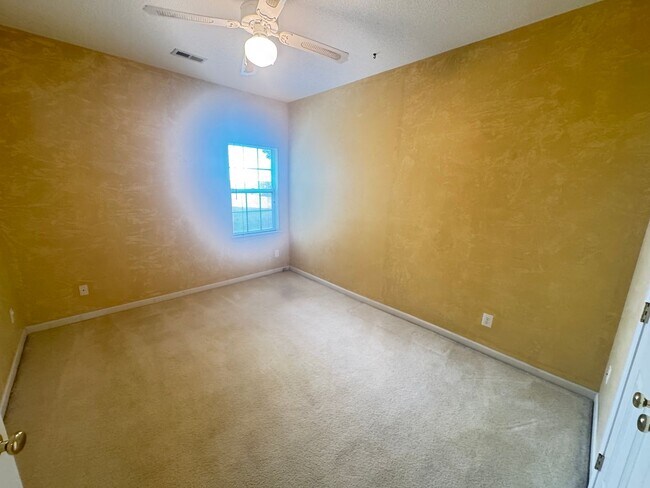 Building Photo - 4bd/2ba House newer neighborhood in betwee...