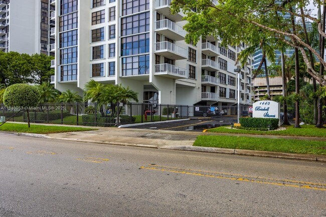 Building Photo - 1440 Brickell Bay Dr