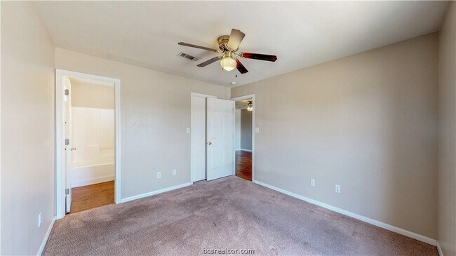 Building Photo - 1509 Hollowhill Drive Unit A