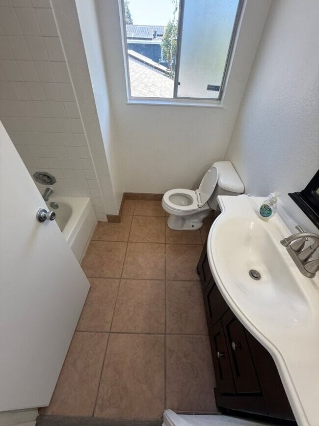 Building Photo - Rare Remodeled 5 Bedroom 2.5 Bath Tri Level in Vacaville