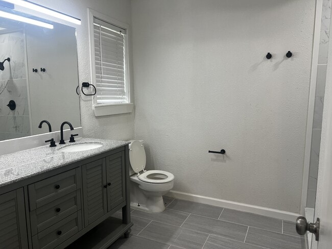 Building Photo - 405 Rosewood St