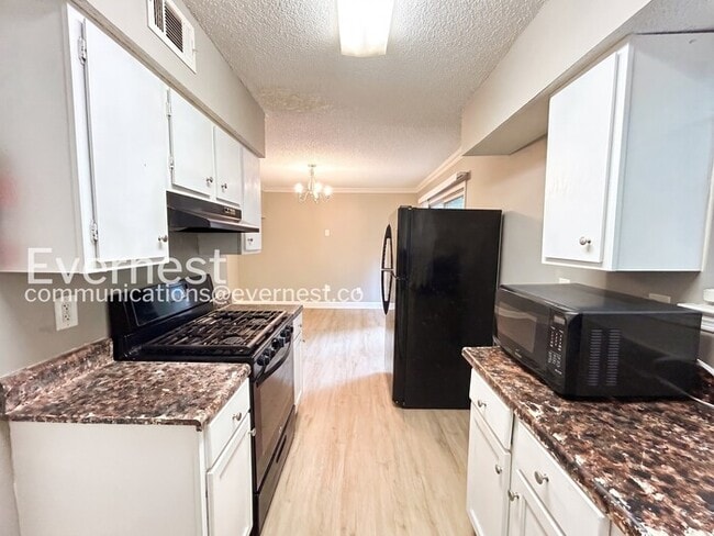 Building Photo - PROMO: Get $500 Off first full month’s rent!/Charming 3-Bedroom Townhome with Modern Amenities / ...