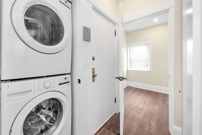 Building Photo - 107 School St