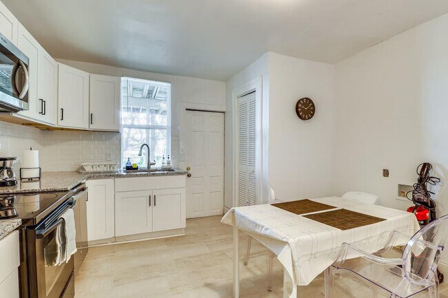 Building Photo - 9611 3rd View St