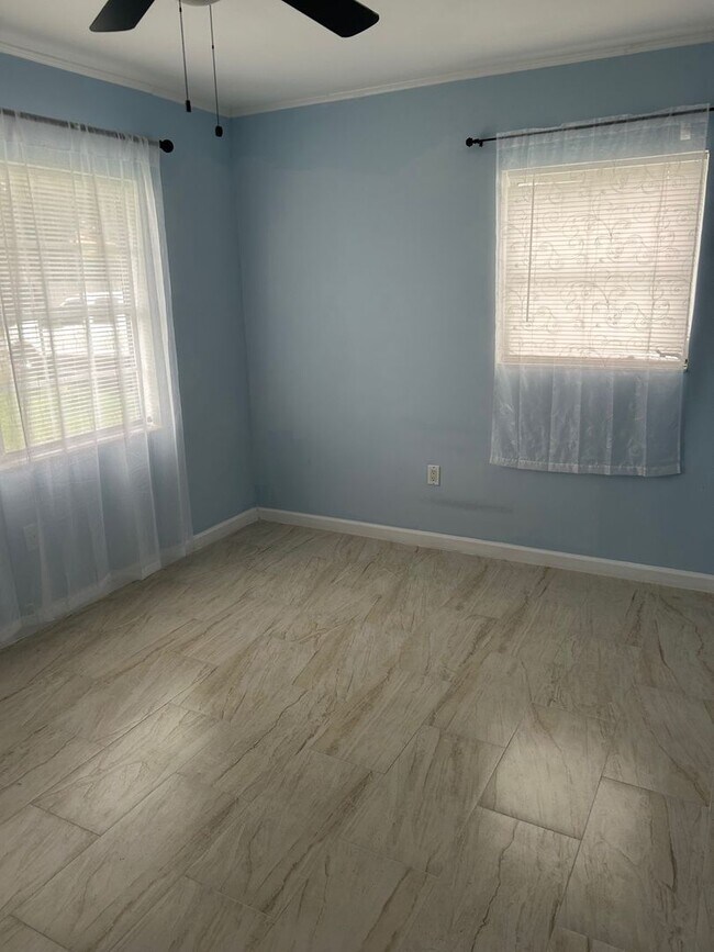 Building Photo - 4BD/2BA on the Island!
