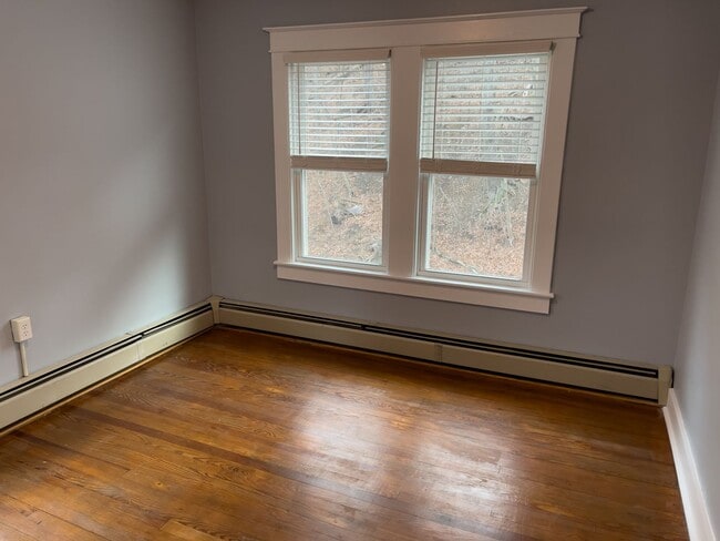 Building Photo - 3 BtR/1.5 Bath  Single Family Home in established west side neighorhood.