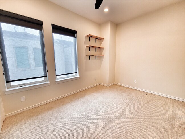 Building Photo - 1324 Delano St