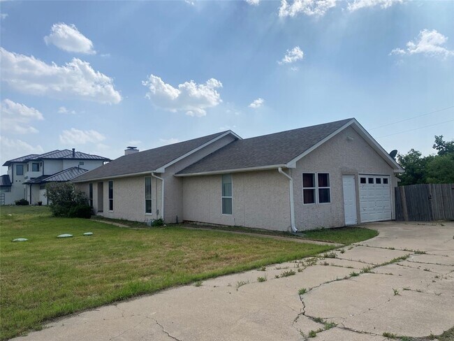 Building Photo - 2110 Lariat Trail
