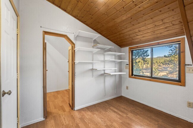 Building Photo - Florissant Home