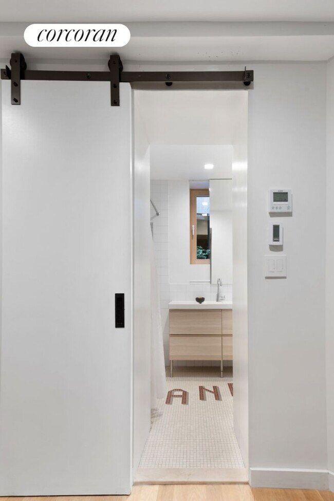 Building Photo - 21 Bleecker St