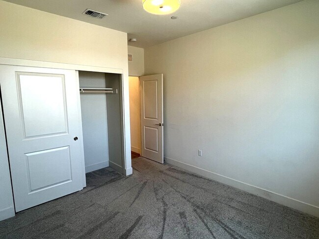 Building Photo - Spacious 4-Bedroom Home in Prime Tracy Loc...