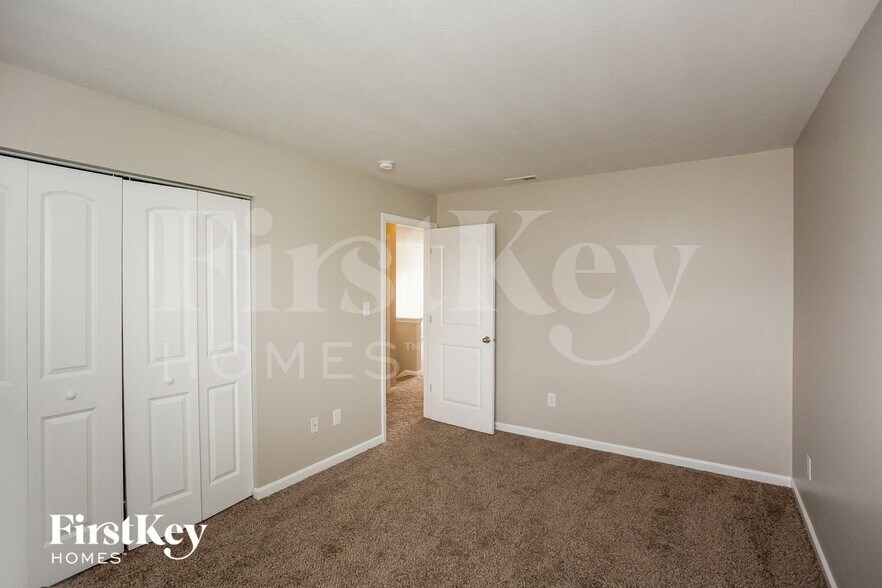 Building Photo - 15490 Farmland Ct