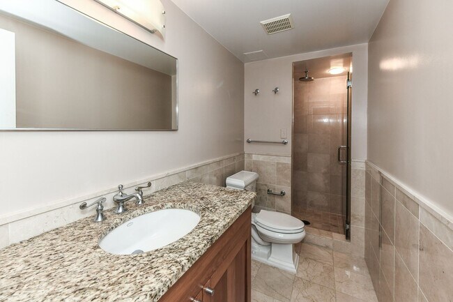 Building Photo - Luxury Two Bedroom near DuPont + Parking
