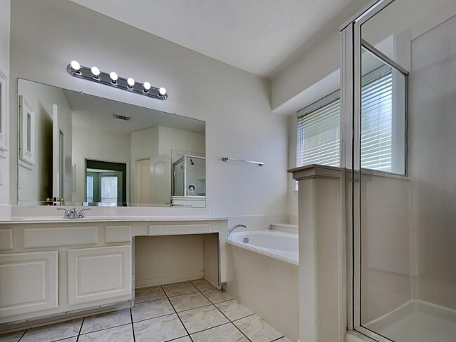 Building Photo - 1120 Sunset Lakes Dr