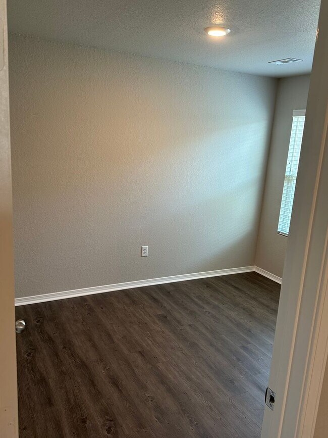 Building Photo - 205 Logan Dr