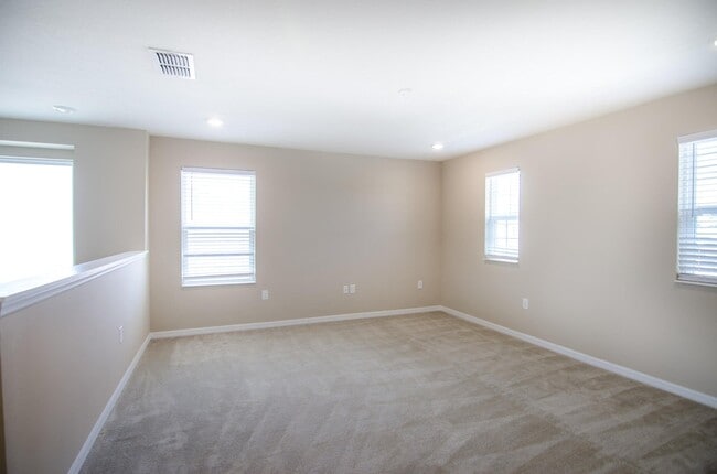 Building Photo - 5600 NW Pine Trail Cir