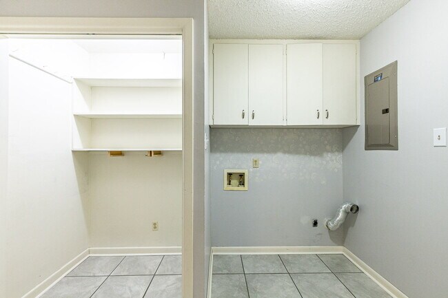 Building Photo - Beautiful 3 bedroom 2 bath