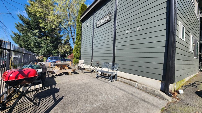 Building Photo - 1865-1865 SE Oak St