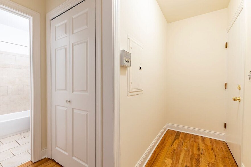 Building Photo - 822 W Cornelia Ave