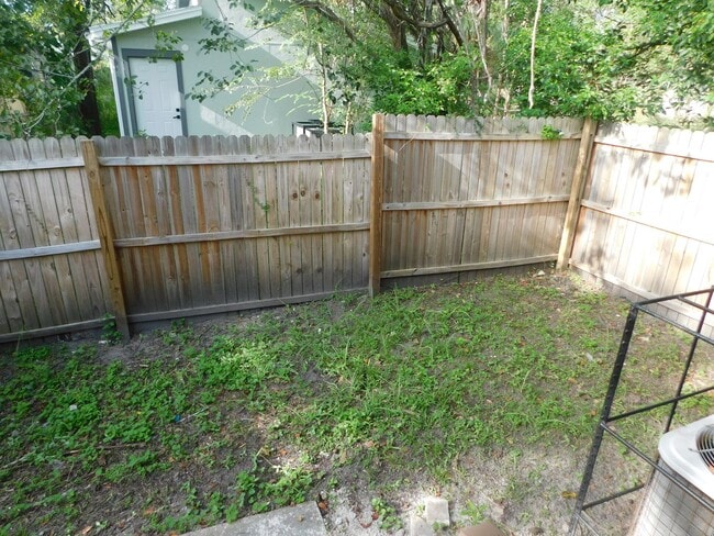 Building Photo - Three Bedroom 1 Bath on quiet street