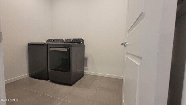 Building Photo - 15998 W Smoketree Dr