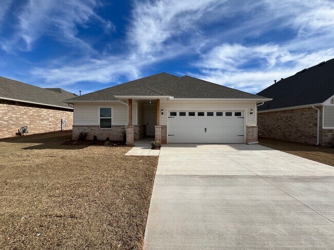 Building Photo - 4 Bedroom 2 Bathroom 2 Car Garage Home in Oakdale School District