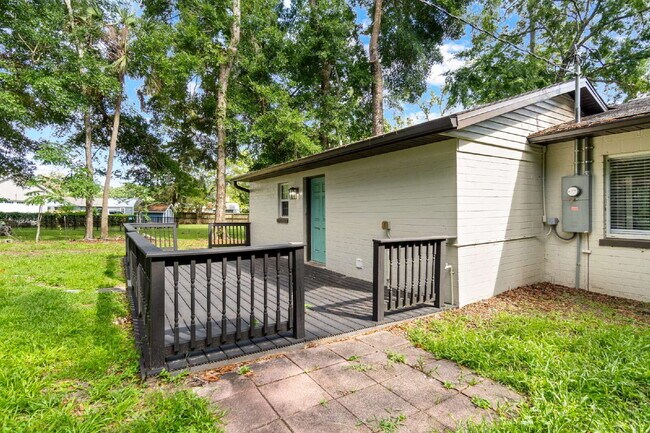 Building Photo - Gardener's Paradise! 3BR Home on Oversized Lot with Shed & Greenhouse