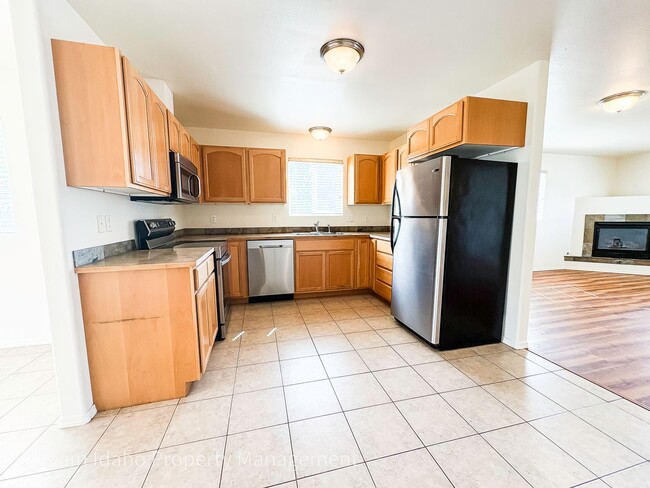 Building Photo - Beautiful 4 bedroom 3 bath townhouse w/att...