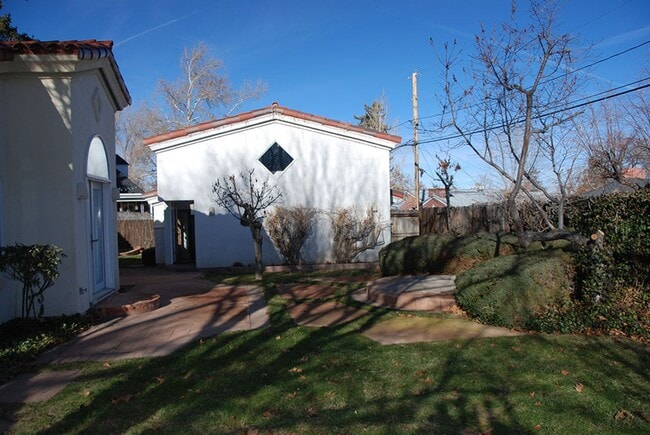 Building Photo - Newlands Manor 3 BR/2.5 Bath/2 Car Garage Custom Home