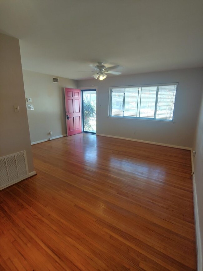 Building Photo - 323 Santa Fe Trail