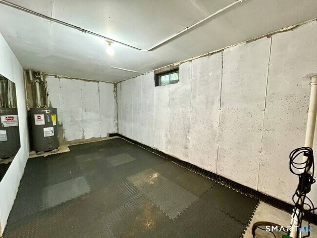 Building Photo - 19 Somers St