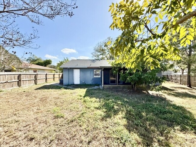 Building Photo - 6475 Cedarbrook Dr