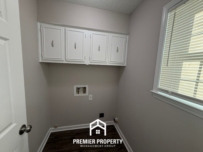 Building Photo - 3875 Earlynn Dr