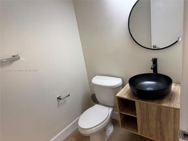 Building Photo - 601 NE 36th St